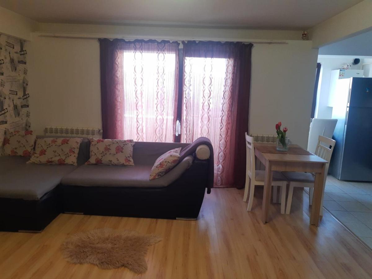 Apartament 3 Camere Римніку-Вилча Екстер'єр фото